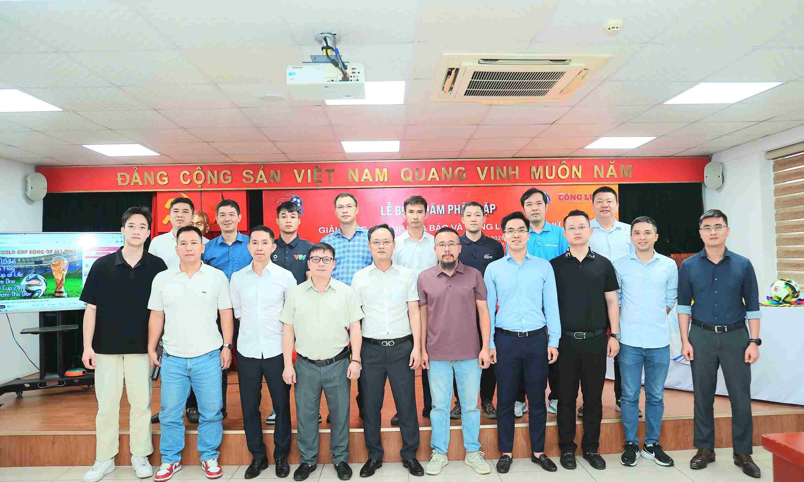 Đại diện 16 đội bóng và ban tổ chức chụp ảnh lưu niệm tại lễ bốc thăm. Ảnh: Việt Trung