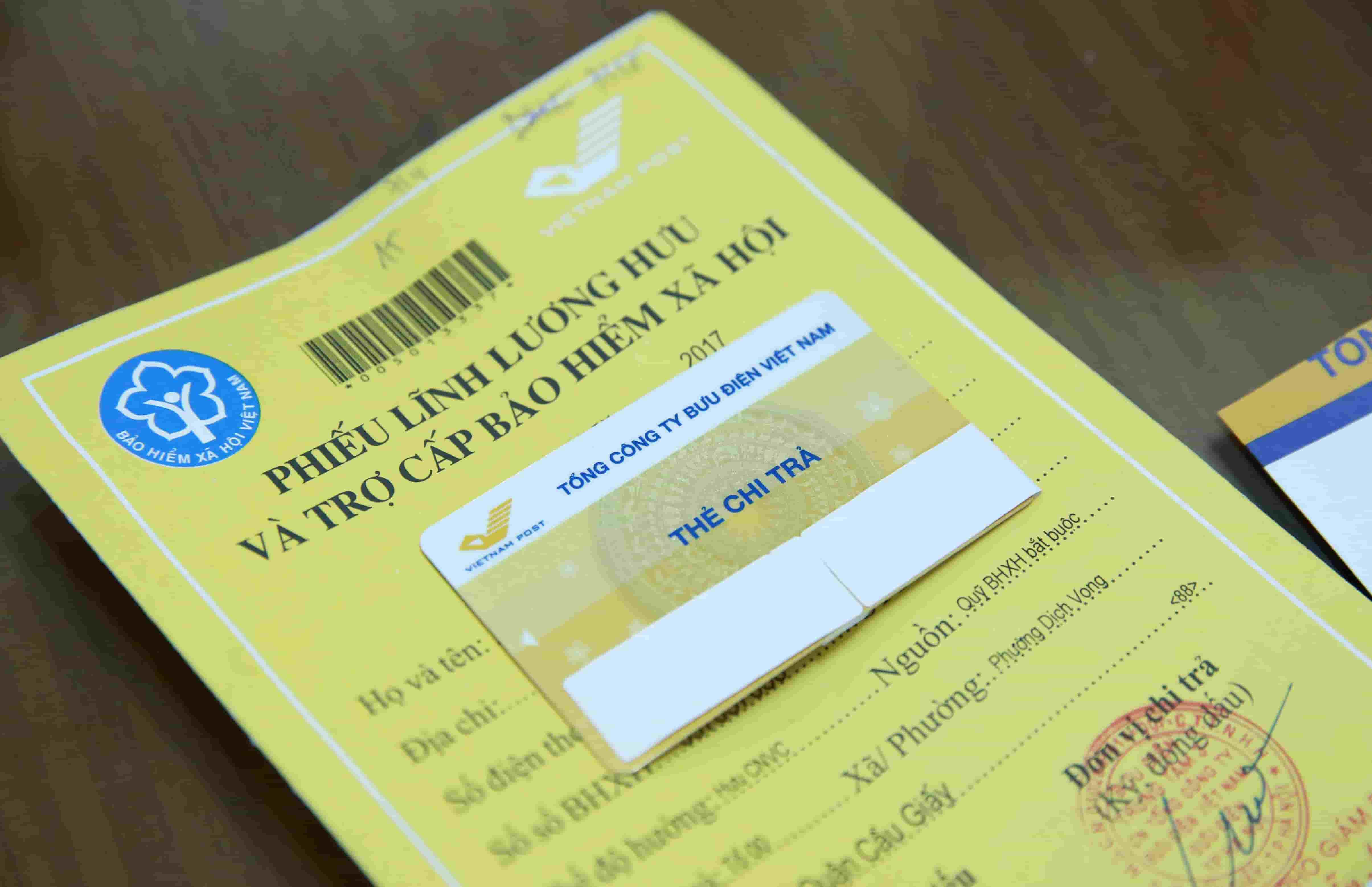 Người đang hưởng lương hưu có thể ủy quyền cho người khác nhận lương hưu và văn bản ủy quyền phải được chứng thực. Ảnh: Hải Nguyễn.