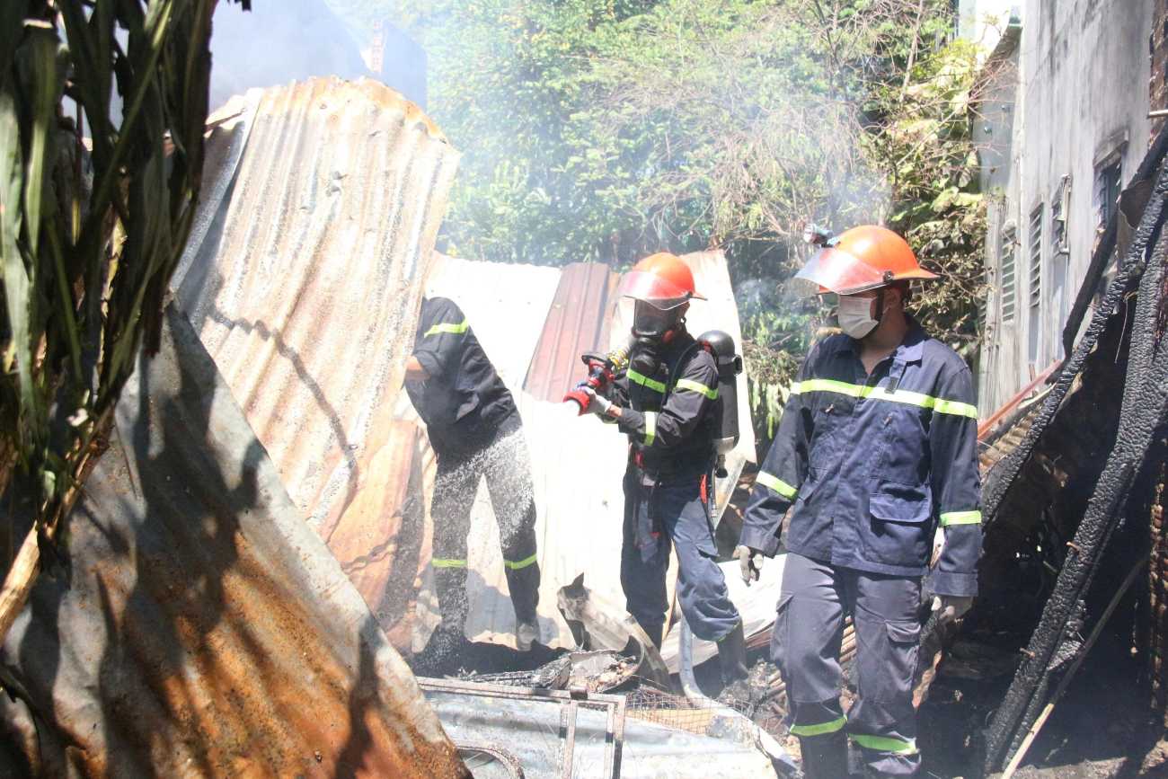 Professional firefighters and officers of Khanh Hoa Provincial Police controlled the fire on Dong Nai street, Nam Nha Trang ward at noon on May 8. Photo: Phuong Linh
