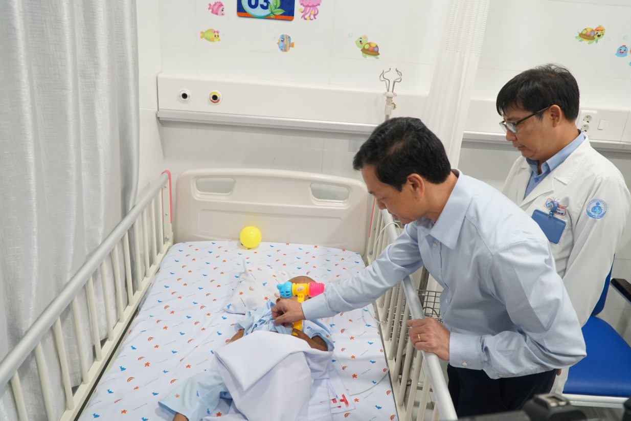 Le vice-ministre de la Santé rend visite à un garçon de 2 ans dans l'affaire de violence à Hô Chi Minh-Ville