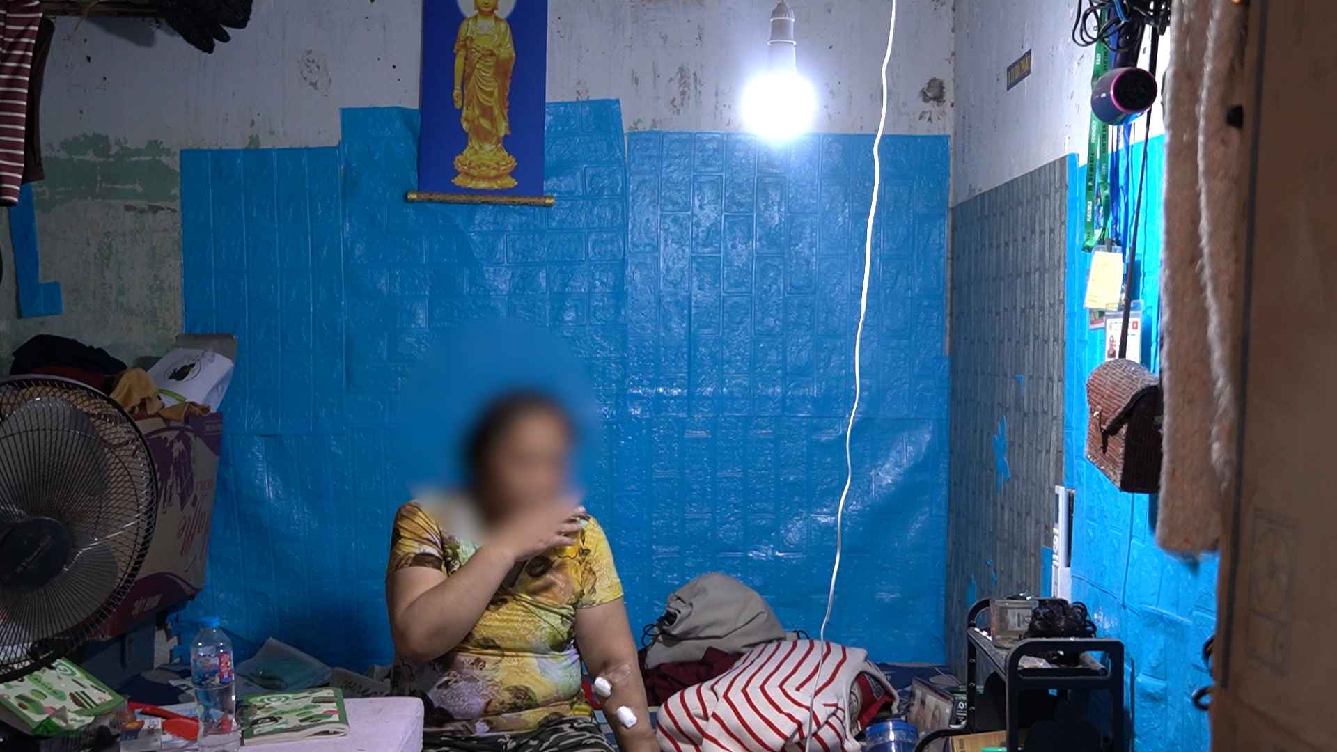 Landlord collects electricity price of 5,000 VND/kWh, patients save every hour using air conditioning. Photo: An Phuong