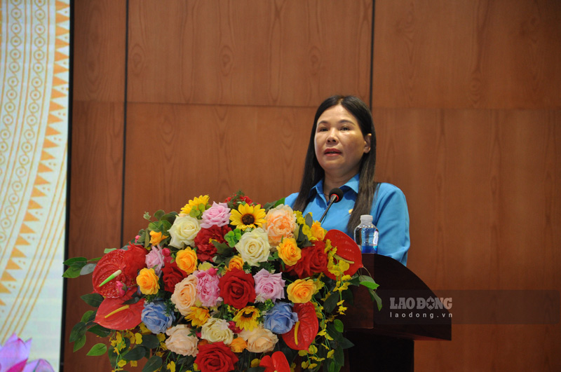 Chủ tịch Liên đoàn Lao động tỉnh Lào Cai Nguyễn Thị Bích Nhiệm phát biểu ý kiến tại hội nghị. Ảnh: Đinh Đại