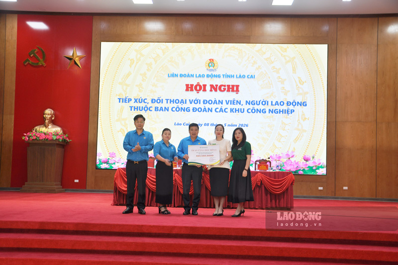 Trao các suất học cho con em người lao động. Ảnh: Đinh Đại