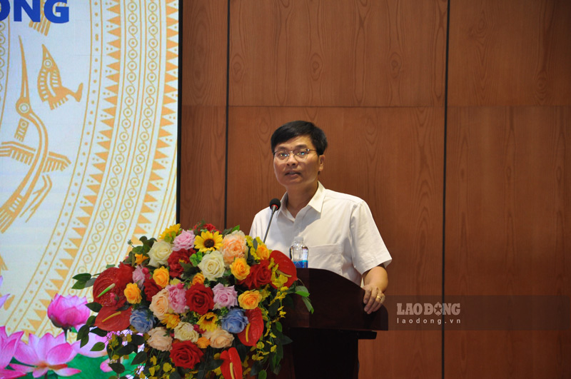 Đại diện sở, ban, ngành giải đáp các vấn đề người lao động quan tâm. Ảnh: Đinh Đại