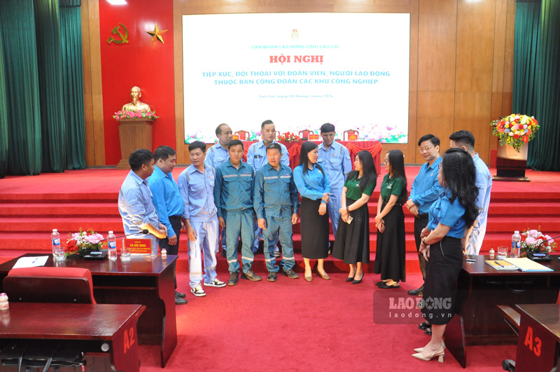 Les dirigeants de la Fédération du travail de la province de Lào Cai écoutent les pensées et les aspirations des membres du syndicat dans les zones industrielles. Photo: Đinh Đại