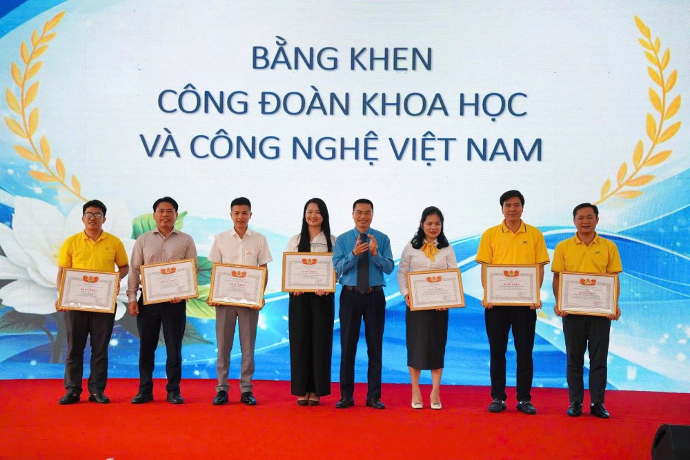 Le vice-président du Syndicat vietnamien des sciences et technologies, Phạm Quang Hưởng, a remis des certificats de mérite du Syndicat vietnamien des sciences et technologies à des membres individuels et collectifs ayant obtenu d'excellents résultats dans le mouvement d'émulation "Vert - Propre - Beau, Assurer la SST" en 2025. Photo: Quỳnh Chi