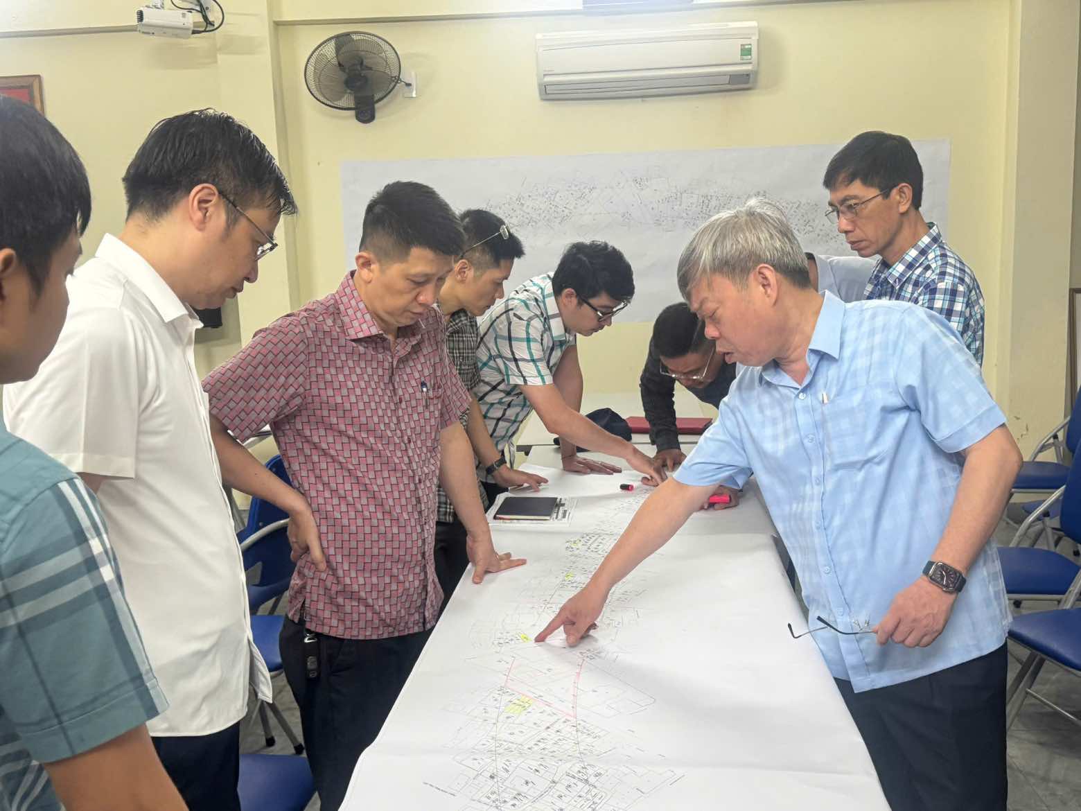 Chủ tịch UBND phường Thanh Xuân Đỗ Quang Dương làm việc với 6 tổ phá dỡ tại hiện trường. Ảnh: Khánh An
