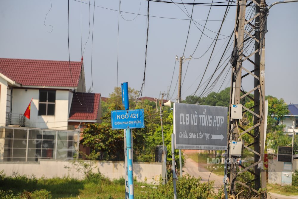 Hàng loạt dây cáp viễn thông xõa xuống đường gây mất an toàn (ảnh chụp giữa tháng 4.2026). Ảnh: Nguyễn Luân