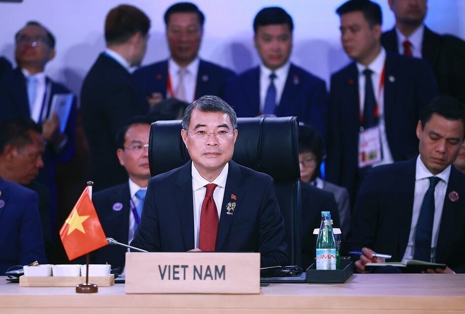 Politburo Member, Prime Minister Le Minh Hung attends the plenary session of the 48th ASEAN Summit. Photo: VNA
