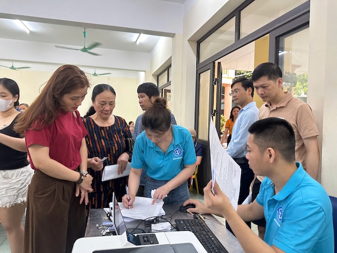 Social Insurance officials of branch 7 of the public administrative service center support people with procedures related to pensions and social insurance allowances. Photo: Bui Tu