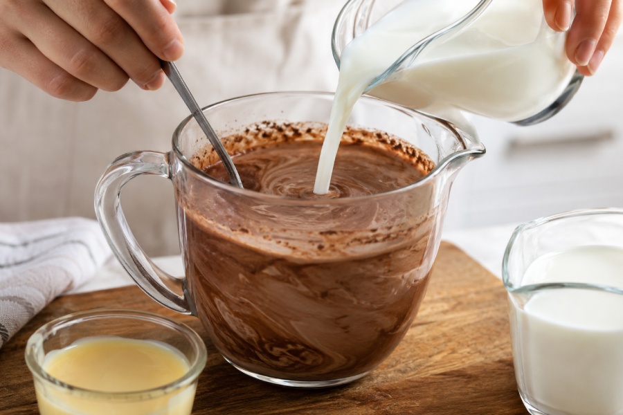 Sữa đặc và sữa tươi được thêm vào cacao để tạo vị béo nhẹ hài hòa. Ảnh: Thùy Linh