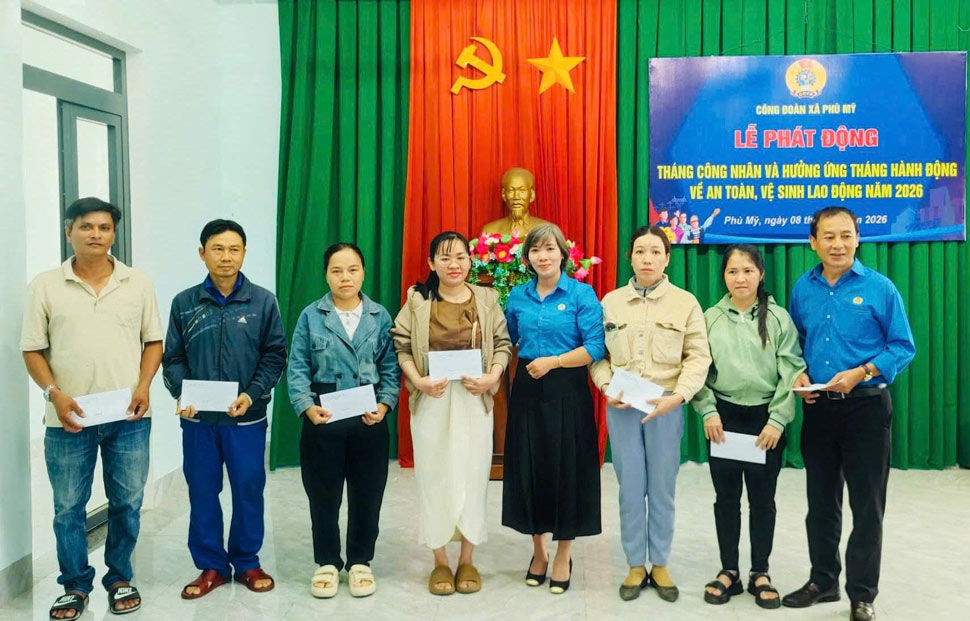 Ms. Nguyen Thi Bich Thuy - Standing Vice President of the Gia Lai Provincial Labor Federation - presents gifts to union members and workers in difficult circumstances. Photo: Huy Trang