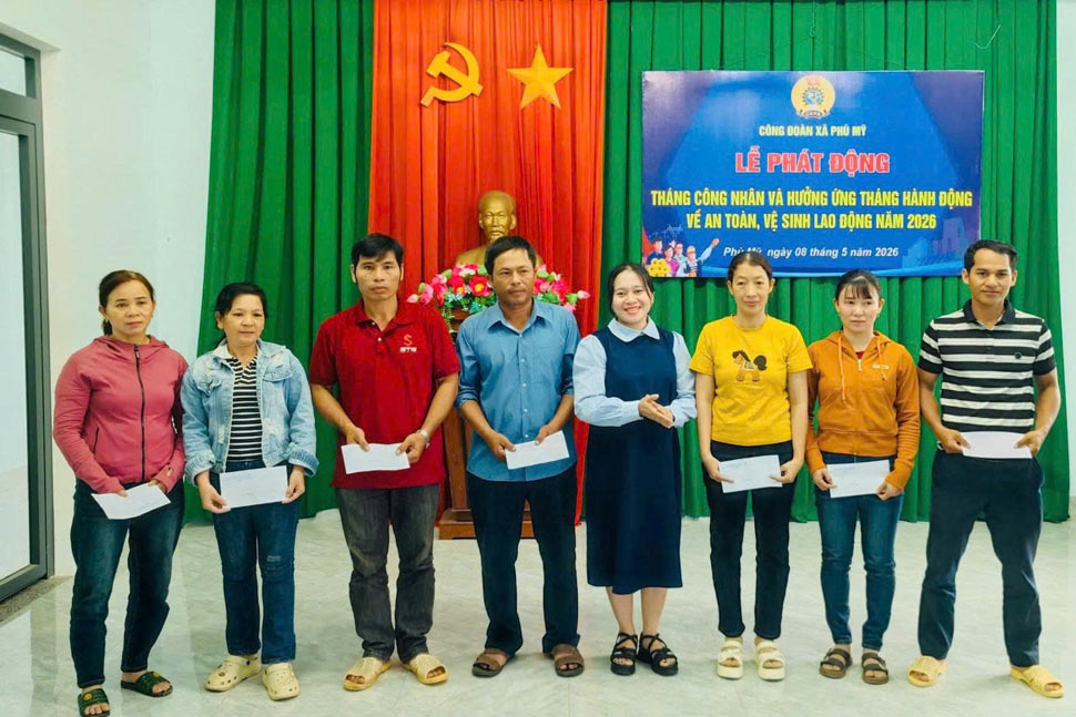 Bà Hồ Ngọc Bích - Chủ tịch Công đoàn xã Phù Mỹ - trao quà cho đoàn viên, người lao động. Ảnh: Huy Trang