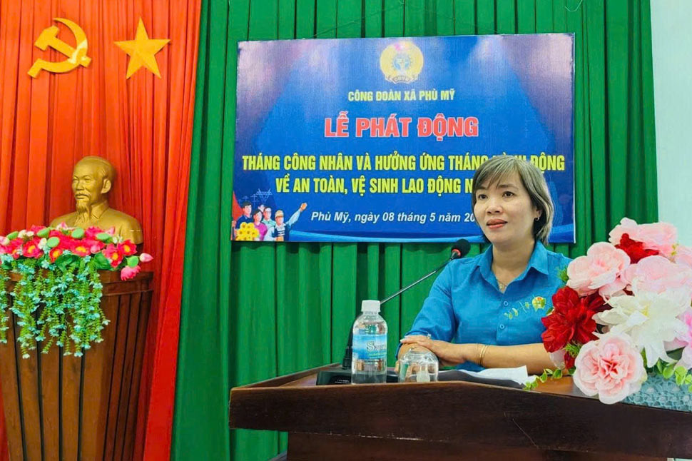 Phó Chủ tịch Thường trực Liên đoàn Lao động tỉnh Gia Lai Nguyễn Thị Bích Thủy phát biểu tại buổi lễ. Ảnh: Huy Trang