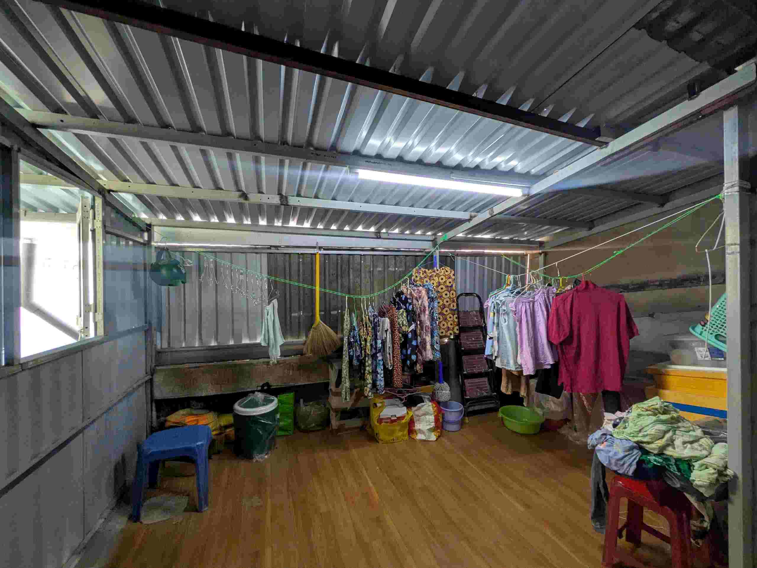 Ngôi nhà của bà Nguyễn Thị Lá (phường Bến Thành, TPHCM) đã được tu sửa lại phần mái tôn, sàn mới... Ảnh: Anh Tú