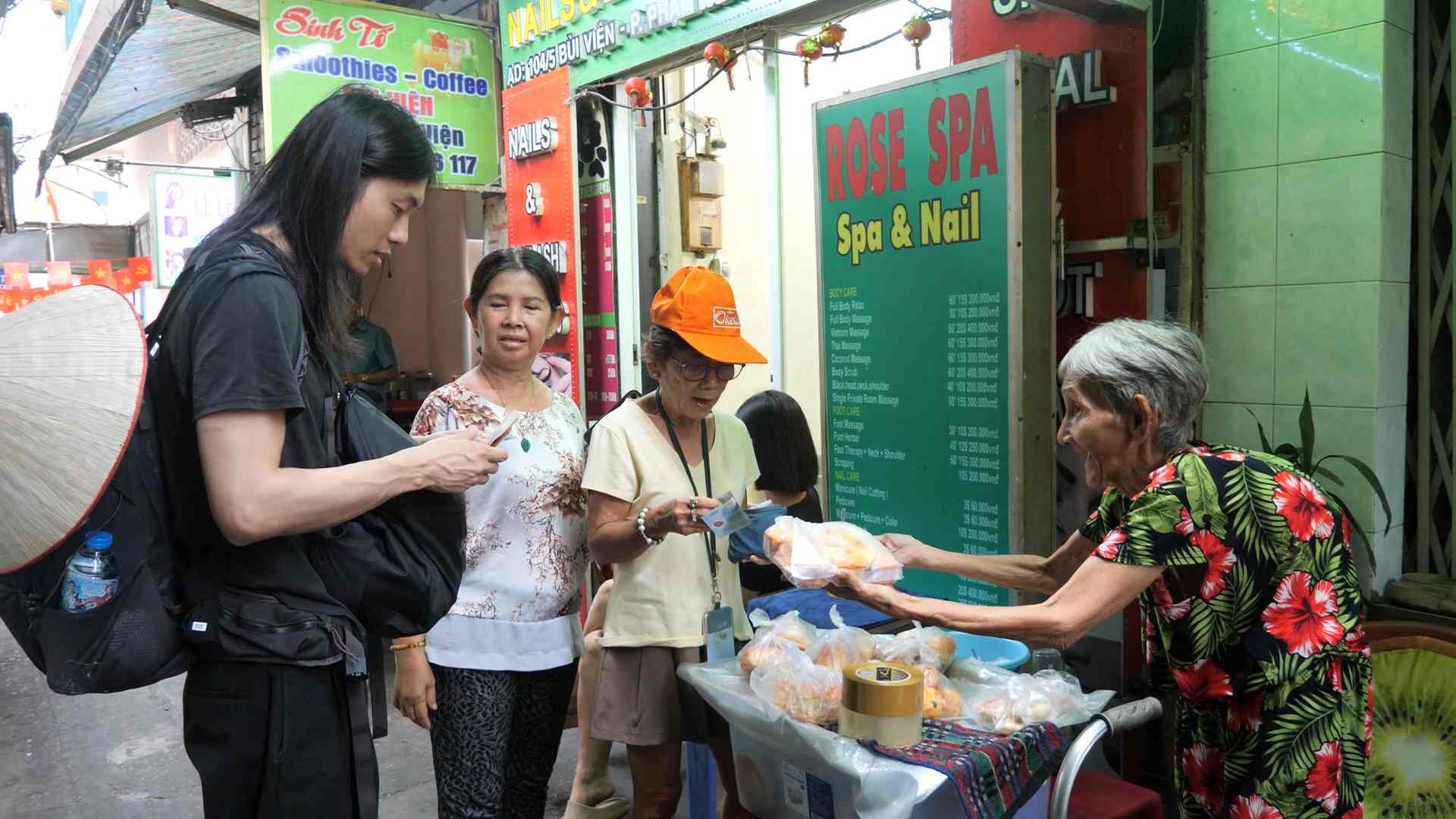 Bà Nguyễn Thị Lá (79 tuổi) mỗi ngày bán bánh trong con hẻm Bùi Viện để mưu sinh. Ảnh: Minh Tâm