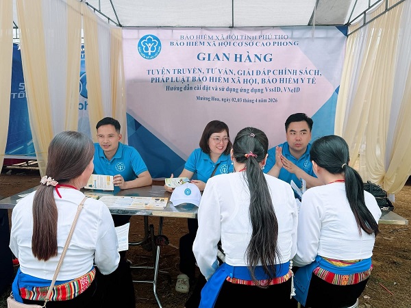 Phu Tho Social Insurance Agency propagates social insurance and health insurance policies. Photo: Phu Tho Social Insurance
