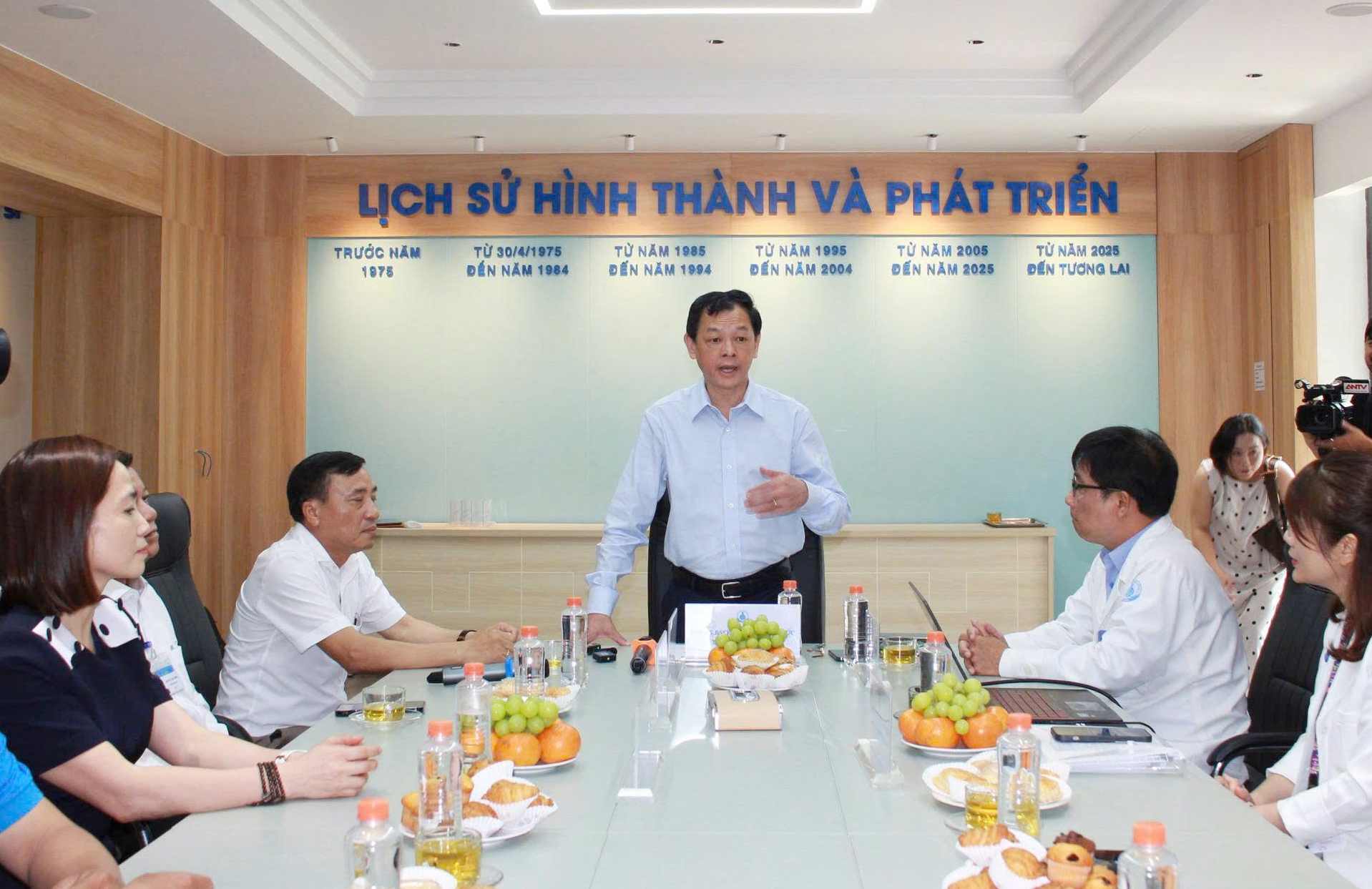 Thứ trưởng Bộ Y tế Nguyễn Tri Thức phát biểu tại buổi làm việc. Ảnh: Bộ Y tế cung cấp