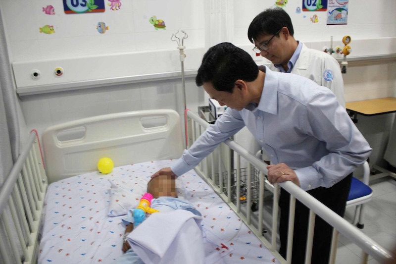 Deputy Minister of Health Nguyen Tri Thuc visits sick children who are victims of violence. Photo: Ministry of Health provided