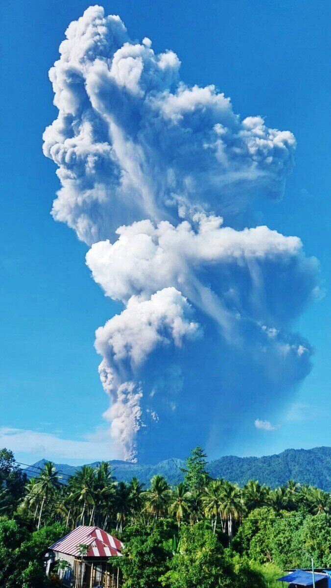 Khói bốc lên từ vụ phun trào núi lửa ở Indonesia. Ảnh: AFP