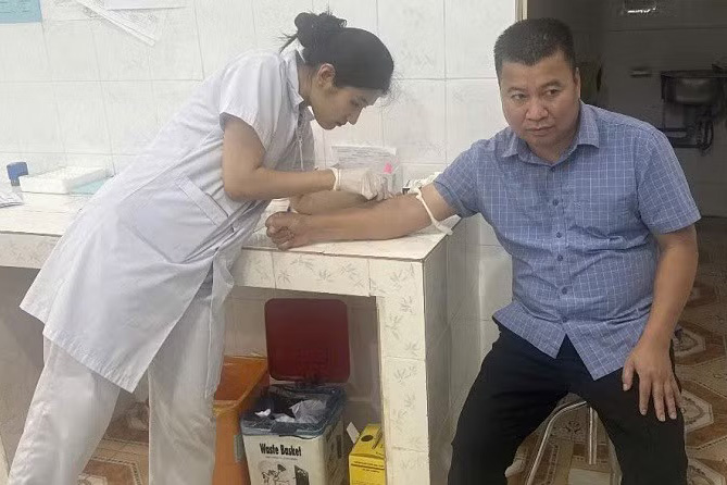 Officials of Tuan Giao Health Center donate blood for emergency treatment of a 22-year-old pregnant woman. Photo: Health Center provided