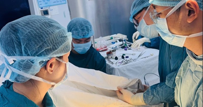 Gắp dị vật "trứng rồng" trong trực tràng, bệnh nhân được giải cứu