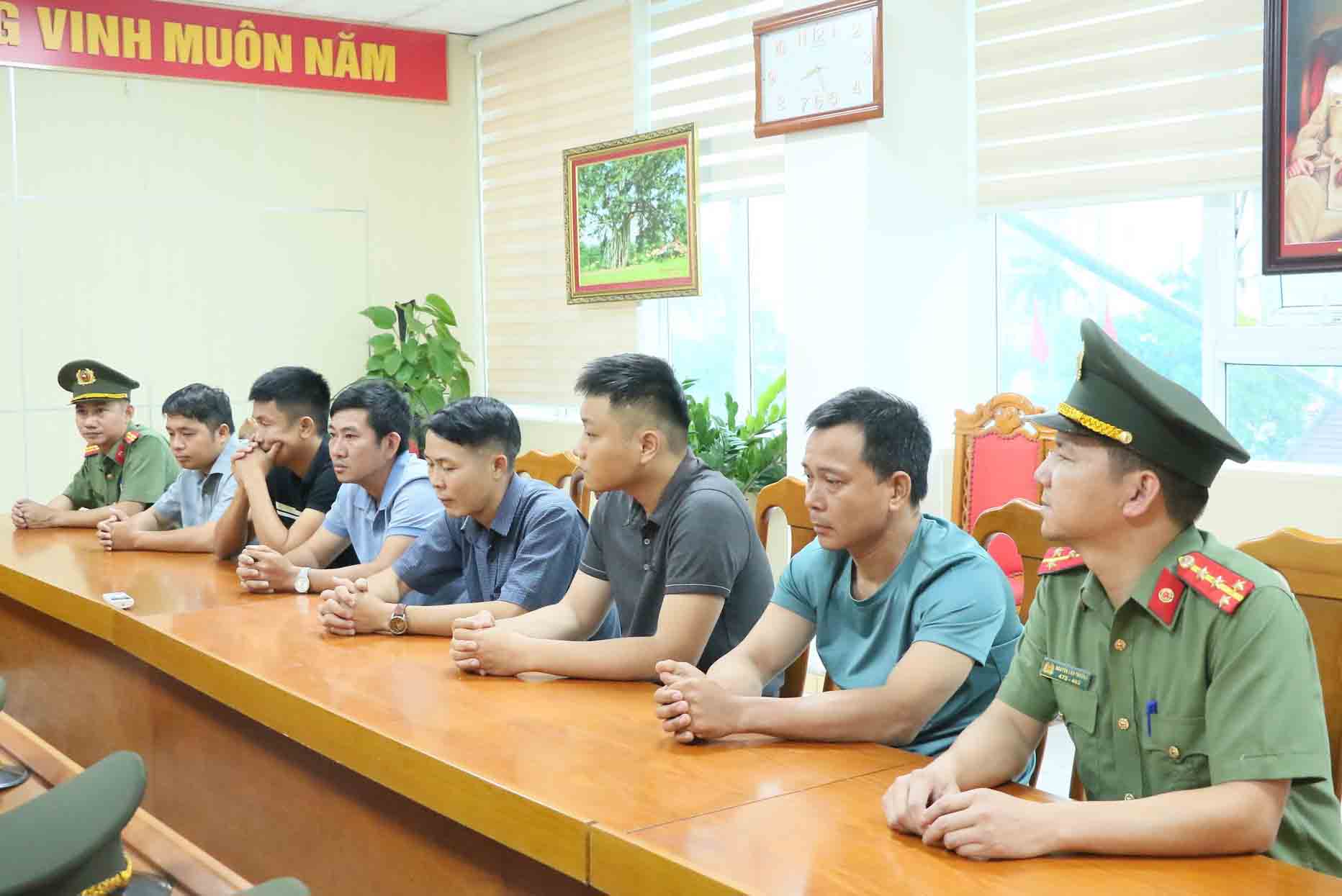 6 đối tượng bị khởi tố về hành vi làm giả, sử dụng tài liệu của cơ quan, tổ chức. Ảnh: Công an Hà Tĩnh.