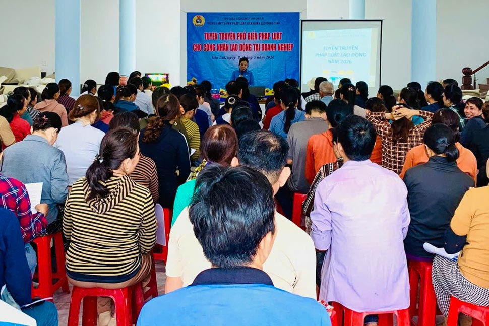 Hơn 100 công nhân được phổ biến các quy định về lao động, bảo hiểm xã hội, Công đoàn và an toàn vệ sinh lao động. Ảnh: Huy Trang