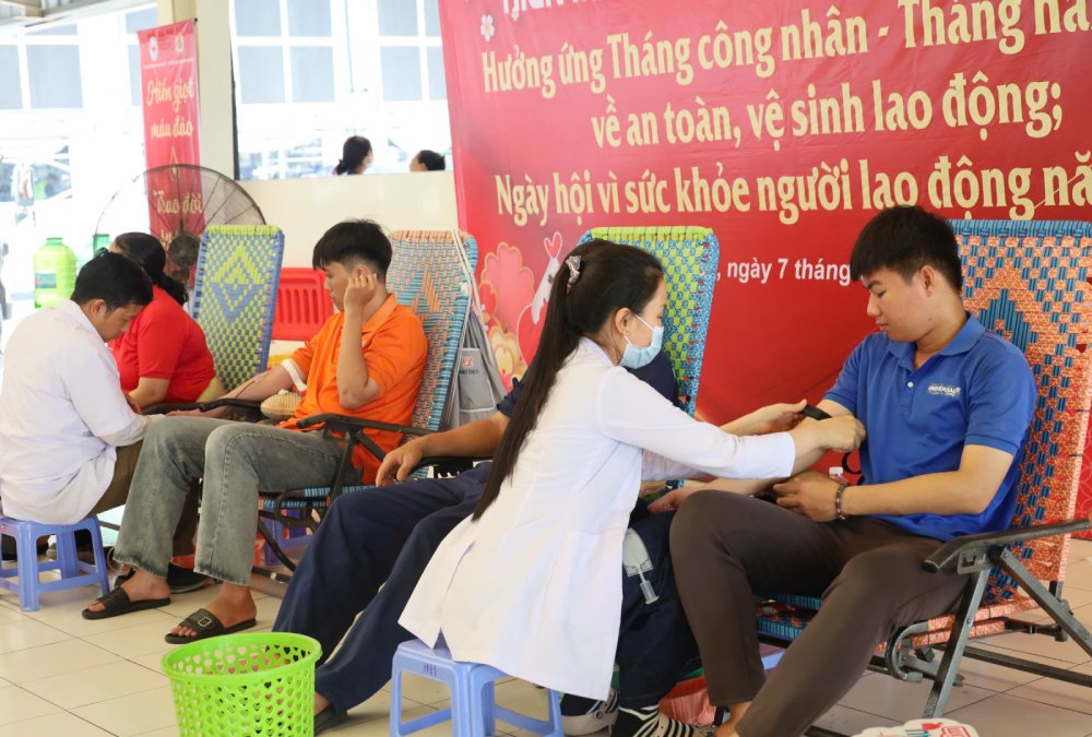 Nhiều công nhân chủ động đăng ký tham gia từ sớm với mong muốn sẻ chia những “giọt máu hồng” để giúp đỡ người bệnh. Ảnh: LĐLĐ An Giang