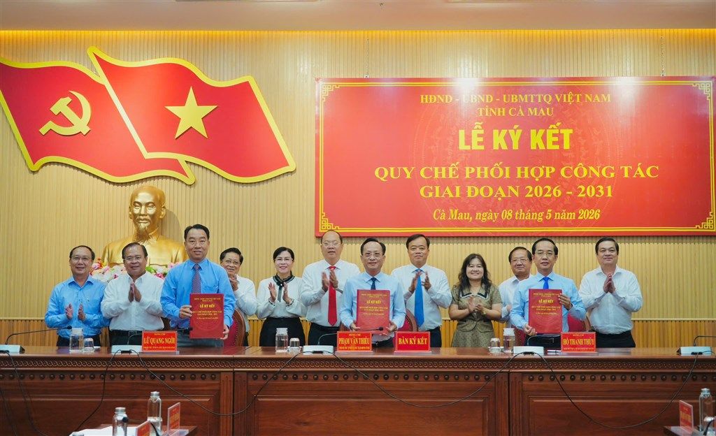 Three agencies of the People's Council, People's Committee, and Vietnam Fatherland Front Committee of Ca Mau province signed coordination regulations. Photo: My Tran.