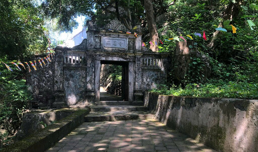 寺院の門はヴォーヴィ山の麓にひっそりと佇んでいます。写真:バック・チャー