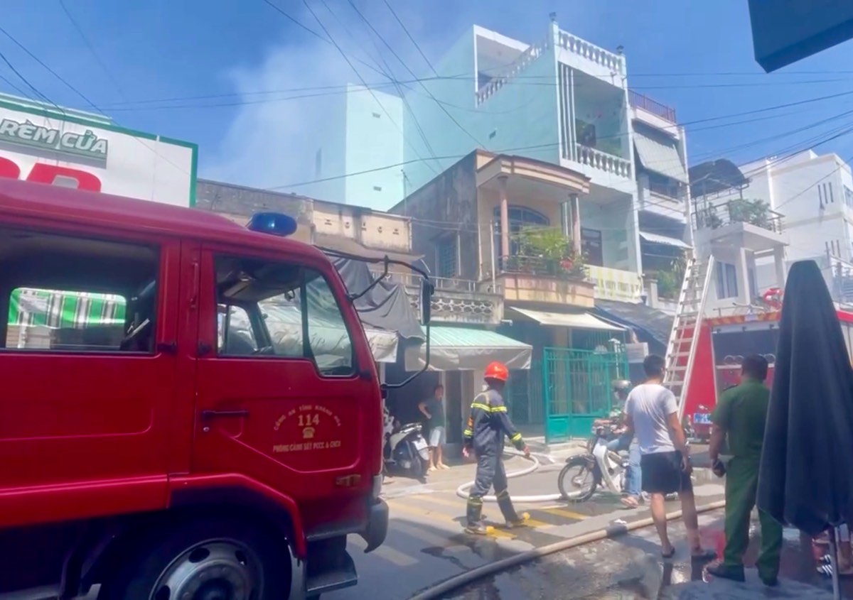 Controlling a fire in the kitchen, spreading to a neighbor's house in Nha Trang