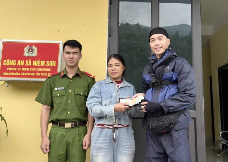 Spreading many beautiful actions of the grassroots police force of Tuyen Quang province. In the photo, Ms. Ha Thi Ruong has returned her property to Mr. Dong Duc Hau in the presence of Niem Son Commune Police (Tuyen Quang province). Photo: Ministry of Public Security