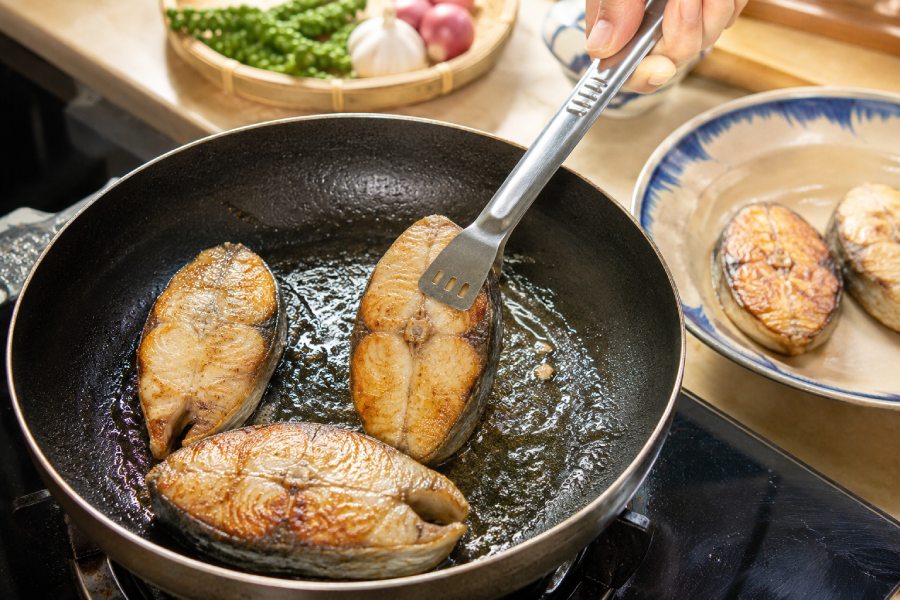 Cá thu được áp chảo vàng nhẹ để giữ độ mềm và vị béo tự nhiên. Ảnh: Thùy Linh