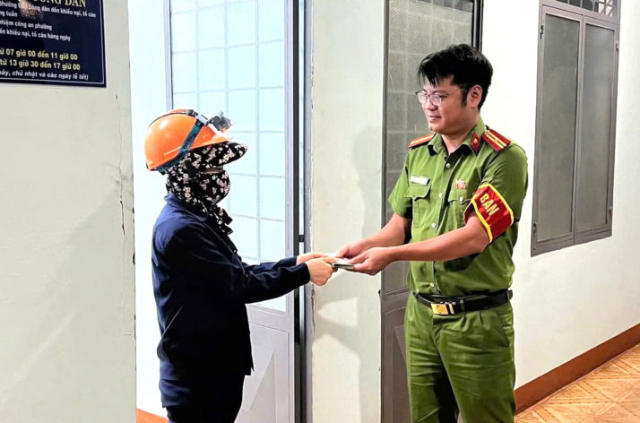 Chị Hồng thời điểm trao lại tài sản cho cơ quan Công an để liên hệ tìm chủ nhân cọc tiền bị rơi. Ảnh: Thanh Tuấn 