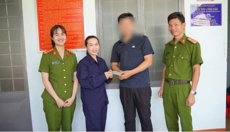 Ms. Hong (urban environmental worker) returns property to the person who dropped it. Photo: Police