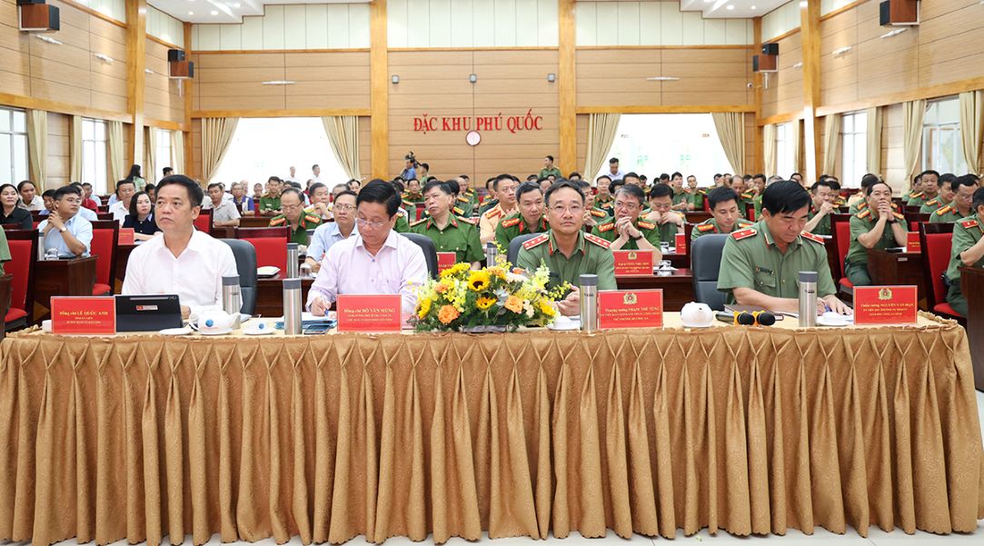 Đại biểu tham dự hội nghị sơ kết 8 tháng thực hiện Đề án xây dựng đặc khu Phú Quốc thành “Đơn vị kiểu mẫu về an ninh trật tự và văn minh đô thị“. Ảnh: Vũ Tiến