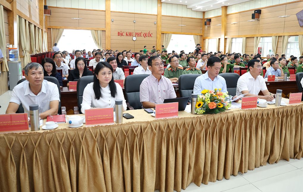 Đại diện các sở, ngành, địa phương tập trung lắng nghe và quán triệt các chỉ đạo của lãnh đạo tại hội nghị. Ảnh: Vũ Tiến