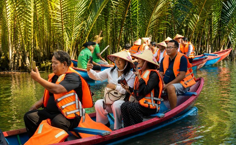 The working delegation of Attapeu Department of Agriculture and Environment experiences and checks-ins at the community-based ecotourism model at My Khe Community Agriculture and Tourism Cooperative, Quang Ngai province. Photo: Hoai Thuan