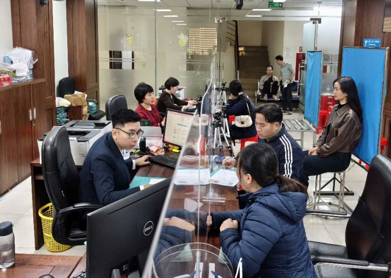 Officials of the Nghe An Provincial Public Administration Service Center resolve administrative procedures for citizens. Photo: Quang Dai