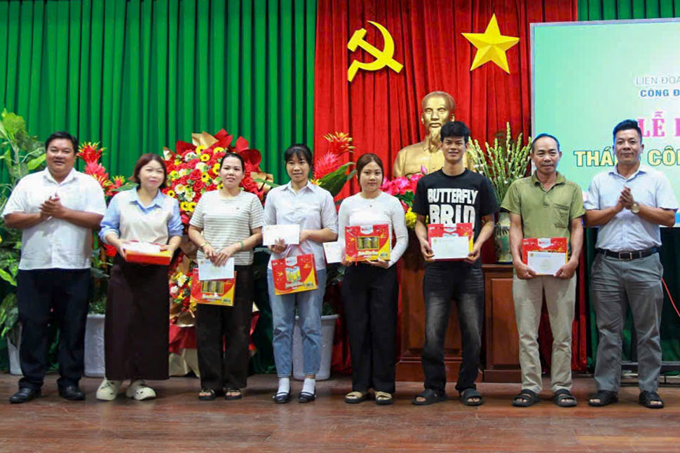 Trao quà cho đoàn viên, người lao động có hoàn cảnh khó khăn. Ảnh: Huy Trang