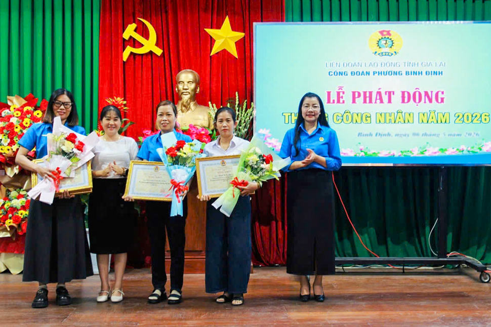 Vice Chairman of Gia Lai Provincial Labor Federation Nguyen Thi Thanh Thuy awarded Certificates of Merit to 3 individuals with outstanding achievements in the emulation movement and Trade Union activities in 2025. Photo: Vy Vy