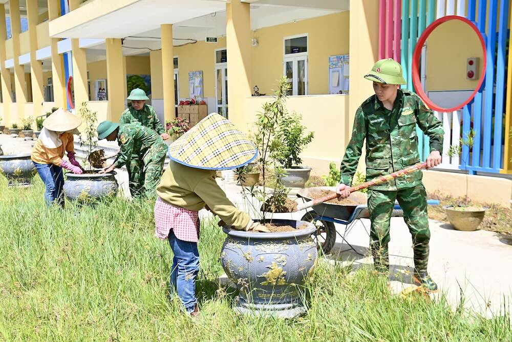 Cán bộ, chiến sĩ trồng cây tại Trường Mầm non Hương Lâm, xã A Lưới 4. Ảnh: Võ Tiến