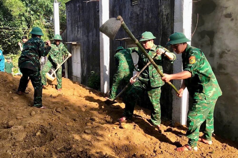 Đồn Biên phòng Vinh Hiền hỗ trợ san lấp nền nhà cho gia đình bà Lê Thị Chắt. Ảnh: Võ Tiến