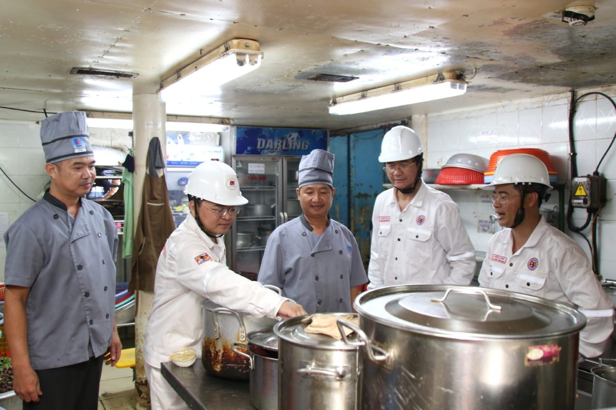 Chủ tịch Tổng LĐLĐVN Nguyễn Anh Tuấn (thứ hai từ trái qua) thăm điều kiện làm việc, sinh hoạt của người lao động trên giàn. Ảnh: Nguyễn Hiển