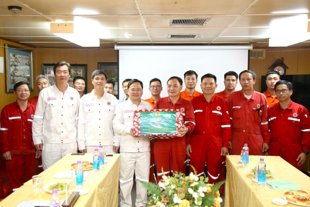 Chairman of the Vietnam General Confederation of Labor Nguyen Anh Tuan and the working delegation present gifts to workers on the oil rig. Photo: Nguyen Hien