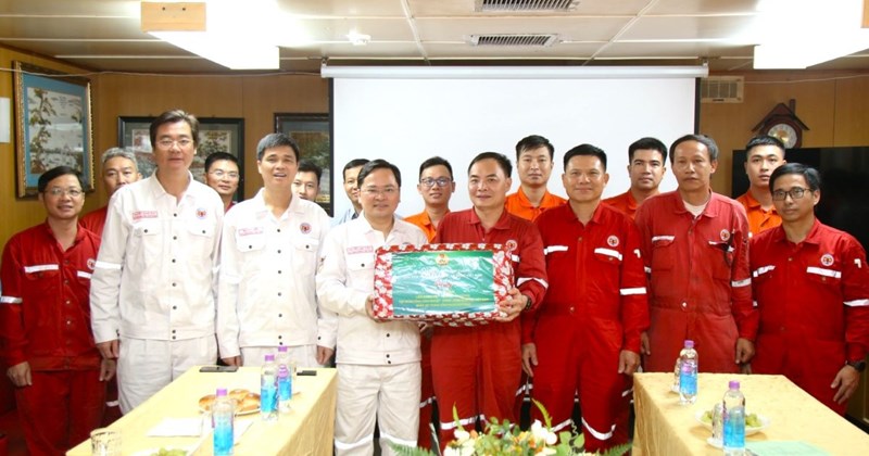 Ghi nhận và tặng quà cho công nhân trên giàn khoan dầu