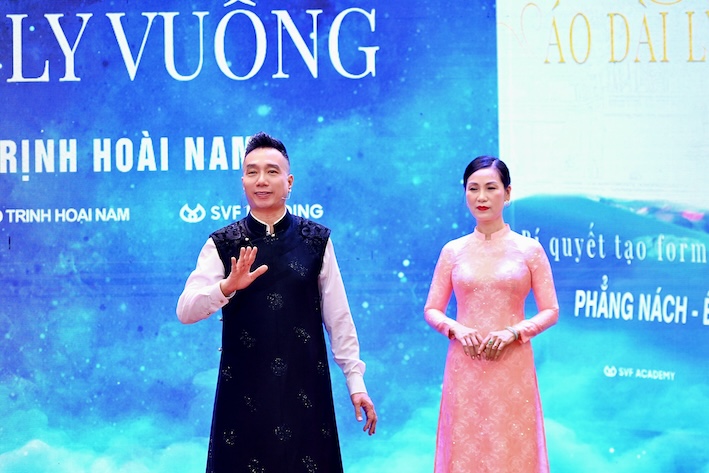 NTK Đỗ Trịnh Hoài Nam trực tiếp giải đáp và phân tích chuyên sâu công thức áo dài ly vuông khi ứng dụng trên chất liệu lụa tơ tằm. Ảnh: Công Nam Media