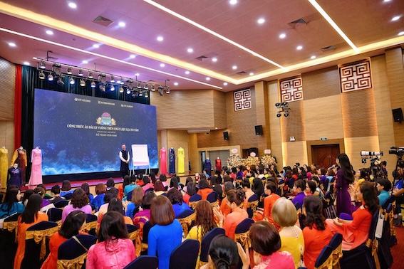 Toàn cảnh hội thảo chuyên đề “Công thức áo dài ly vuông trên chất liệu lụa tơ tằm” diễn ra tại Hà Nội. Ảnh: Công Media