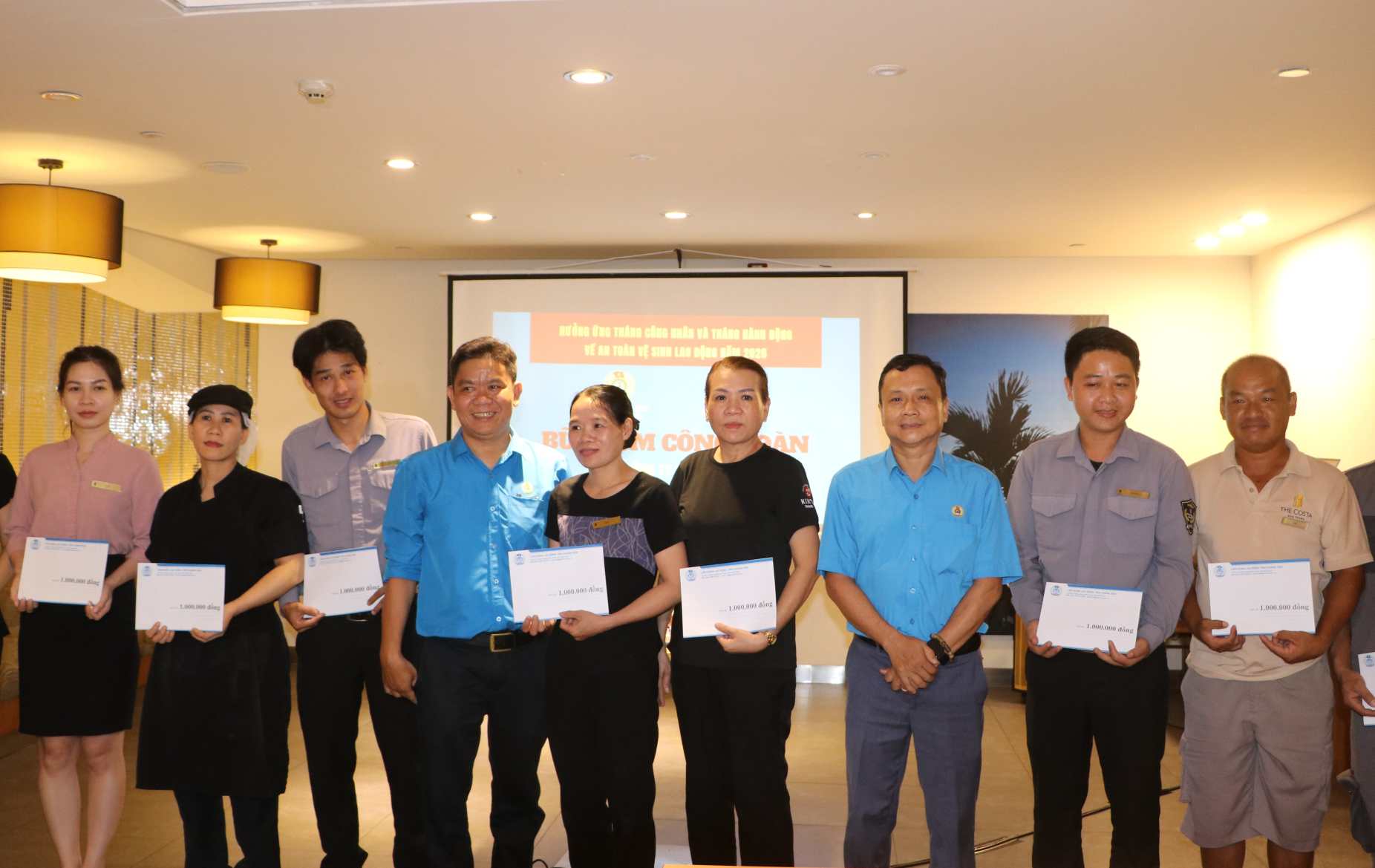 Liên đoàn Lao động tỉnh Khánh Hòa trao quà hỗ trợ đoàn viên khó khăn nhân Tháng Công nhân. Ảnh: Phương Linh